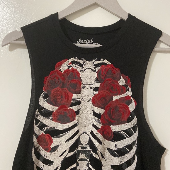 Social Misfits Cutout Back Tee Skeleton Roses Print Women’s Size Small - Picture 2 of 7